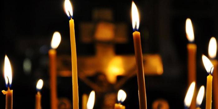 Velas de cera en el templo