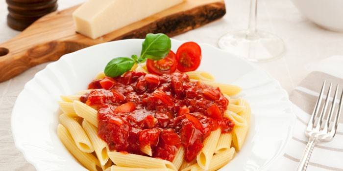 Molho de tomate e alho com macarrão