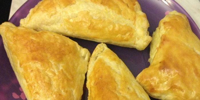 Khachapuri de massa folhada com recheio de queijo