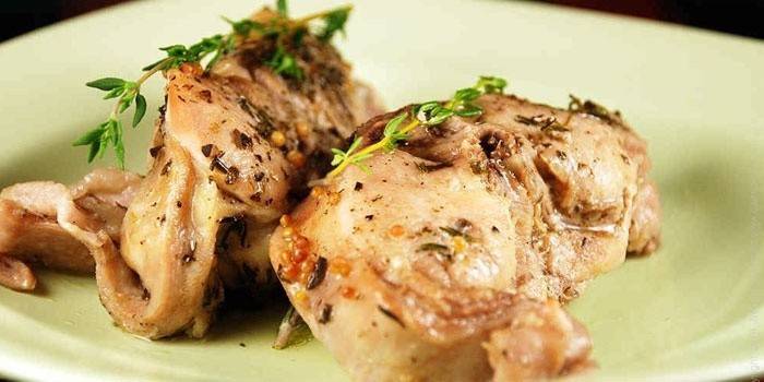 Fatias de coelho assado com ervas em um prato