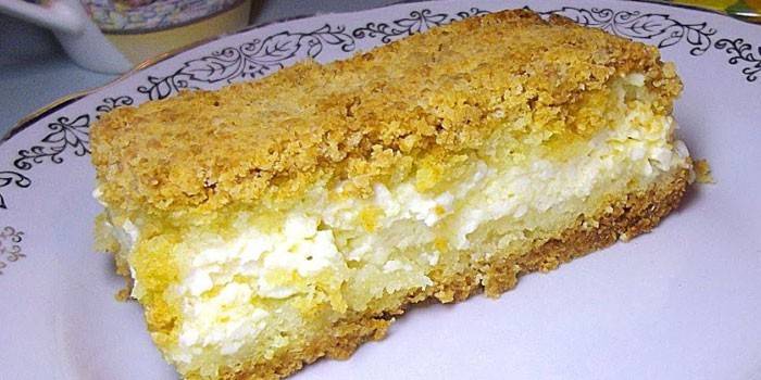 Un trozo de tarta de hojaldre con relleno de cuajada