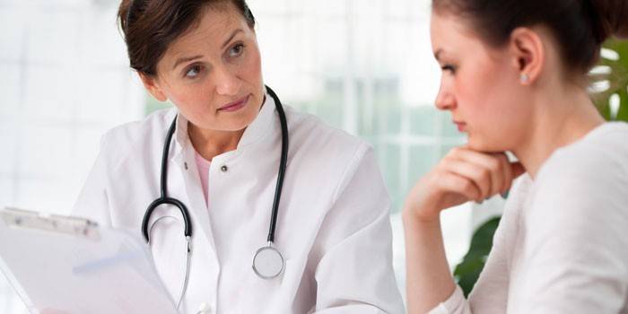 Garota na consulta médica