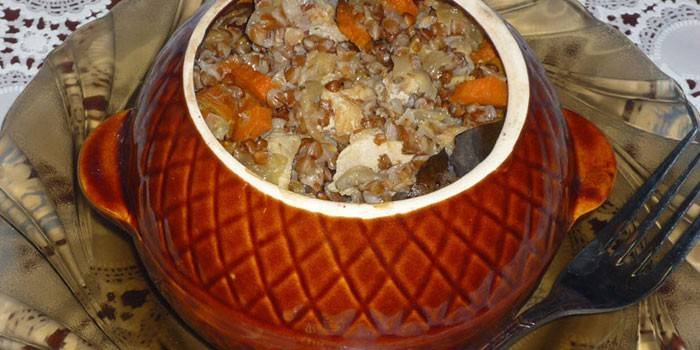 Carne de trigo sarraceno em uma panela