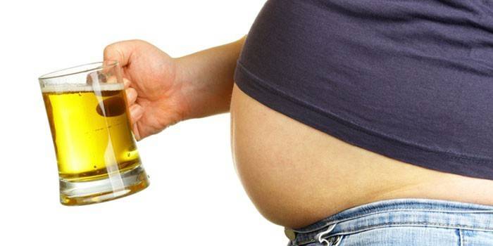Homem, com, um, vidro cerveja