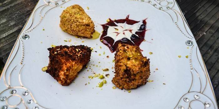Panierowany Ser Camembert na Talerzu