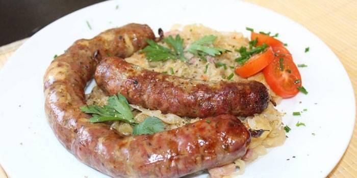 Pieczona domowej roboty kiełbasa z kapustą na przystawce