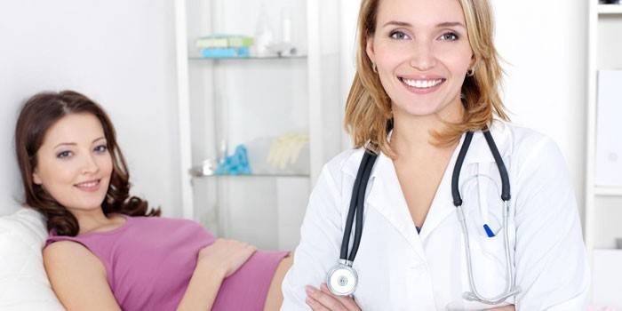 Chica en la cita del doctor
