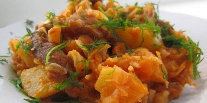 Batata cozida com repolho e carne