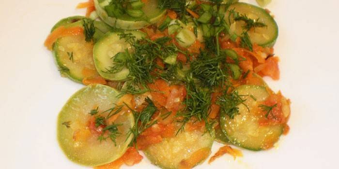 Rodajas de calabacín con zanahorias y hierbas