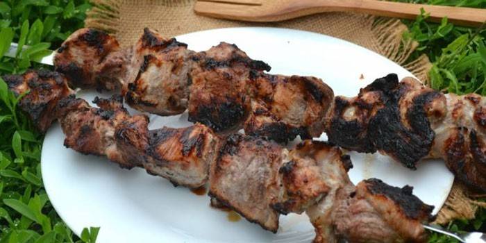 Espetos de carne de porco prontas em um prato