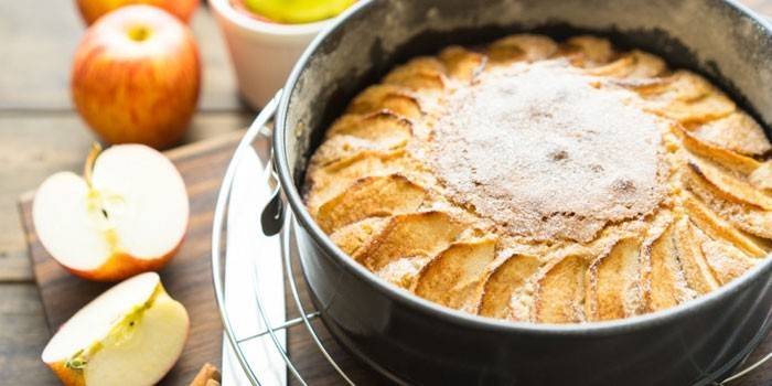 Torta de maçã pronta em forma de