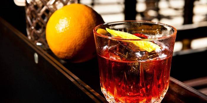 Negroni em um copo em um balcão de bar