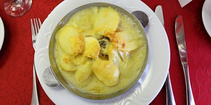 Pescado al horno con patatas en ruso