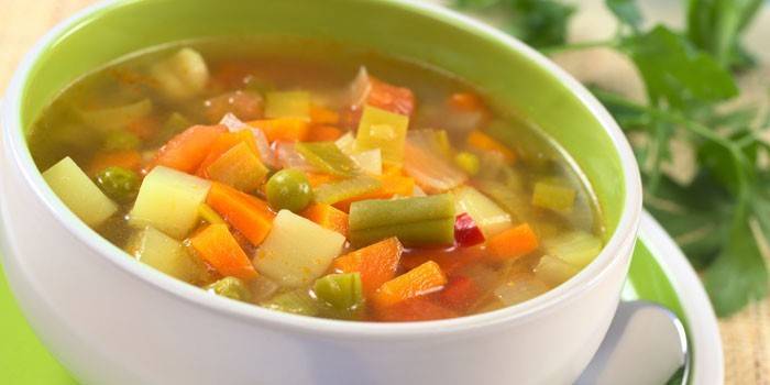 Sopa de legumes em um prato