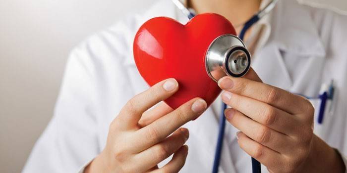 Doktor s fonendoskopom a srdcom vo svojich rukách