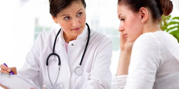 O médico aconselha o paciente
