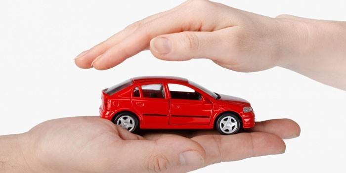 Carro de brinquedo na palma da sua mão
