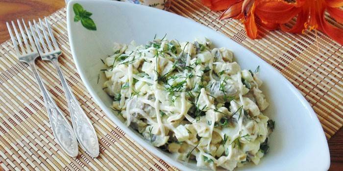 Peito de frango e salada de champignon