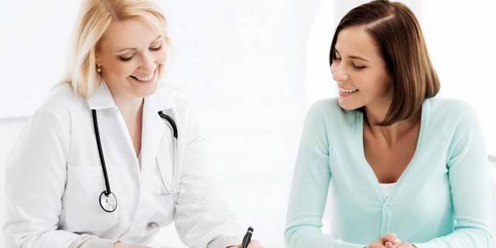 Mulher na consulta do médico