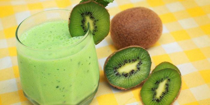 Koktajl z kiwi i kefiru w szklance