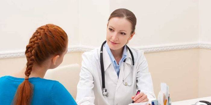 Chica en la consulta con un médico.