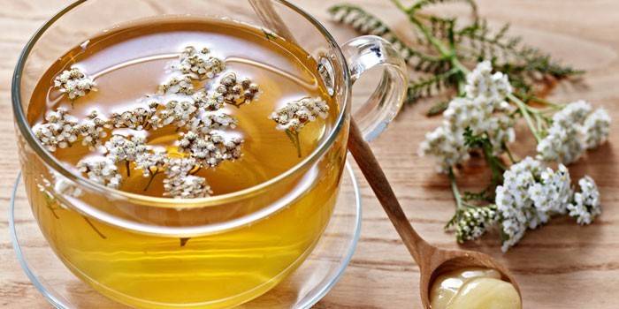 Caldo Yarrow em um copo
