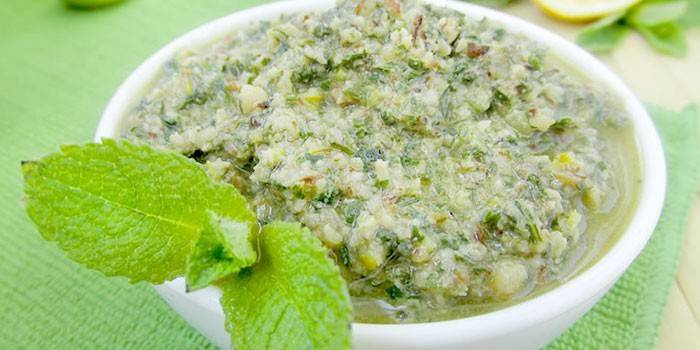 Molho pesto caseiro em uma placa
