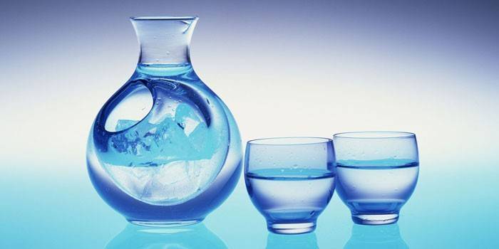 Jarra y vasos con agua