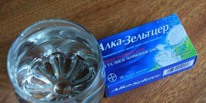 Alka-Seltzer e um copo de água