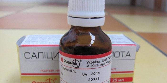 Alkoholický roztok kyseliny salicylovej v pohári
