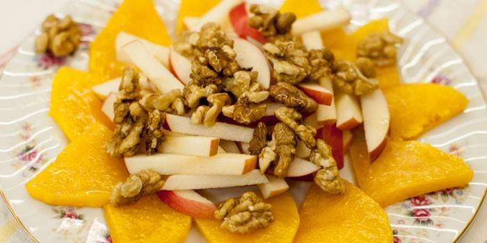 Ensalada de calabaza con nueces, miel y manzanas.