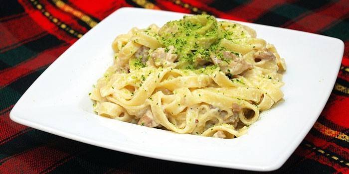 Massa em molho cremoso com peito de frango e ervas