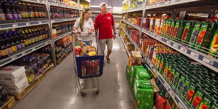 As pessoas compram comida no supermercado.