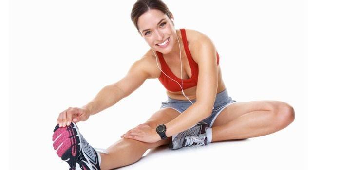 Chica haciendo ejercicios de estiramiento muscular de las piernas