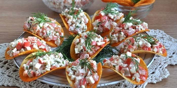 Ensalada de palitos de cangrejo y pollo