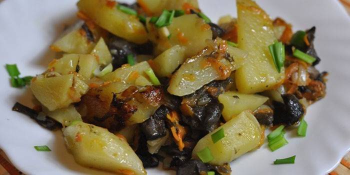 Guiso de papa con champiñones en un plato