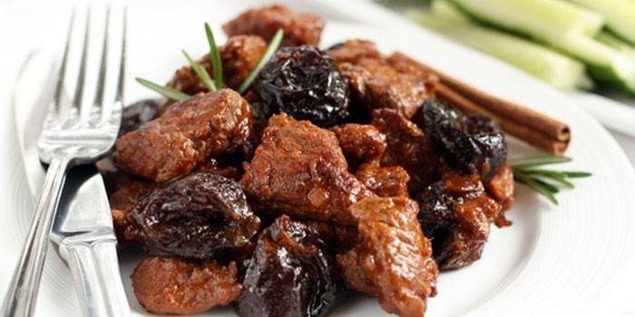 Carne de porco assada com ameixas
