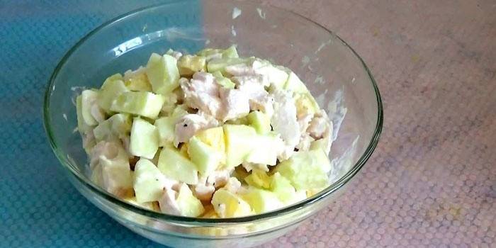 Ensalada de pollo y manzana hervida en una ensaladera