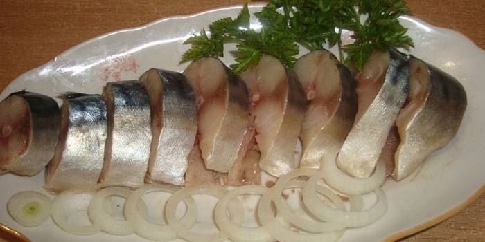 Pescado salado antes de servir