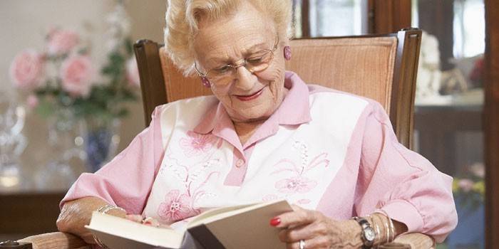 Mulher idosa lê um livro