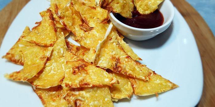 Chips prontos pita com queijo em um prato