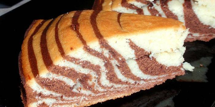Kawałek dwukolorowej babeczki zebry