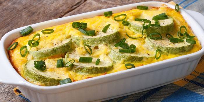 Cazuela de calabacín bajo una tapa de queso