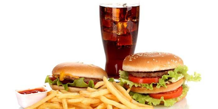 Cola em um copo, hambúrgueres e batatas fritas