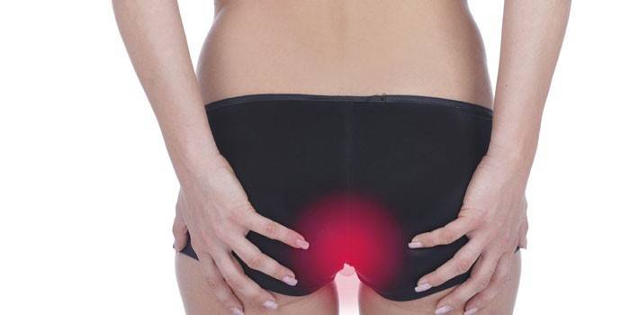 Chica puso sus manos sobre sus nalgas