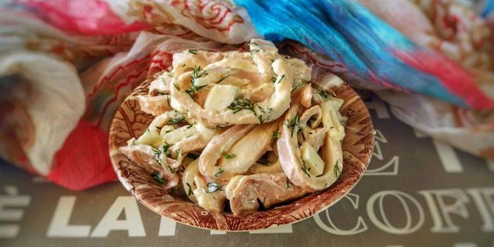 Salada com lulas e cebolas em conserva