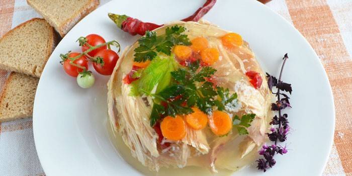 Gelatina de pollo en un plato