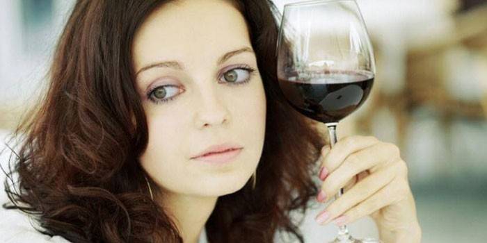 Dziewczyna przy lampce wina