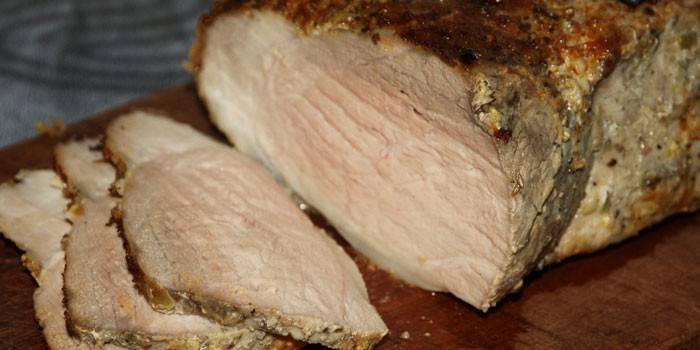 Lonchas de jamón de cerdo sobre una tabla para cortar