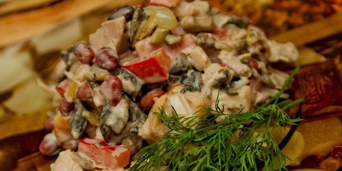 Salada de peito e feijão defumada